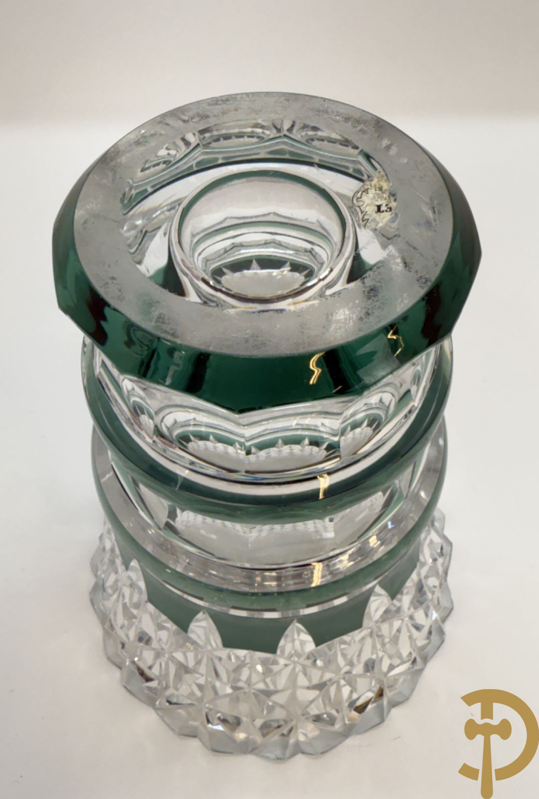 Gekleurde bolvormige kristallen handgeslepen Val-Saint-Lambert vaas, gemerkt 1197 + groene krsitallen Val-Saint-Lambert vaas + rode geslepen Val-Saint-Lambert vaas