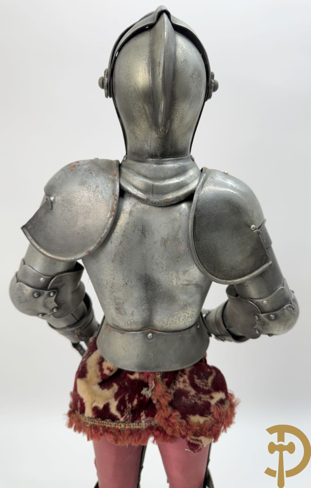 Miniatuur harnas met terra cotta hoofdje in helm op houten voet