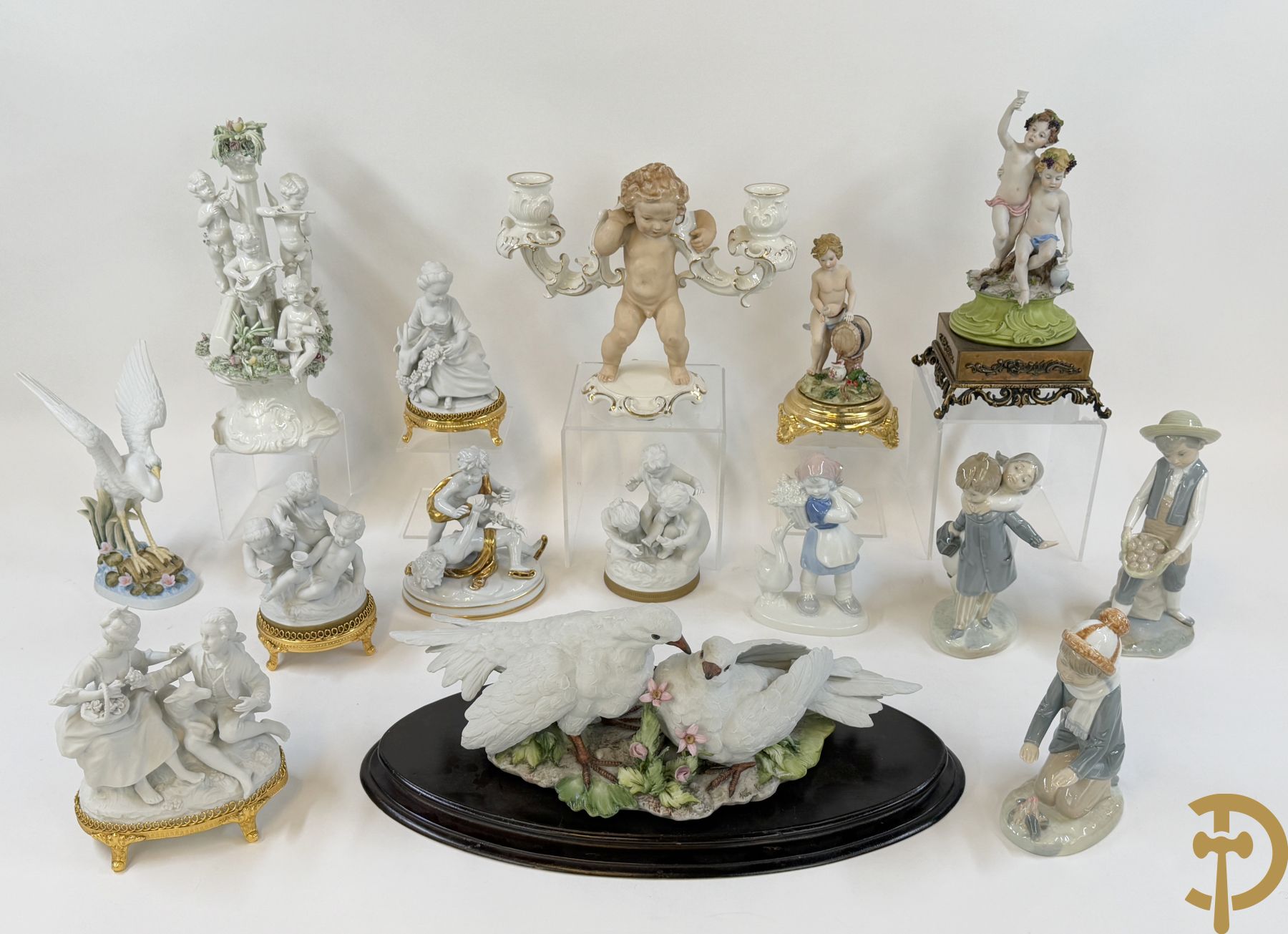 Vier Spaanse gekleurde biscuits met kinderen, Zaphir gemerkt + Italiaanse biscuits met cupido