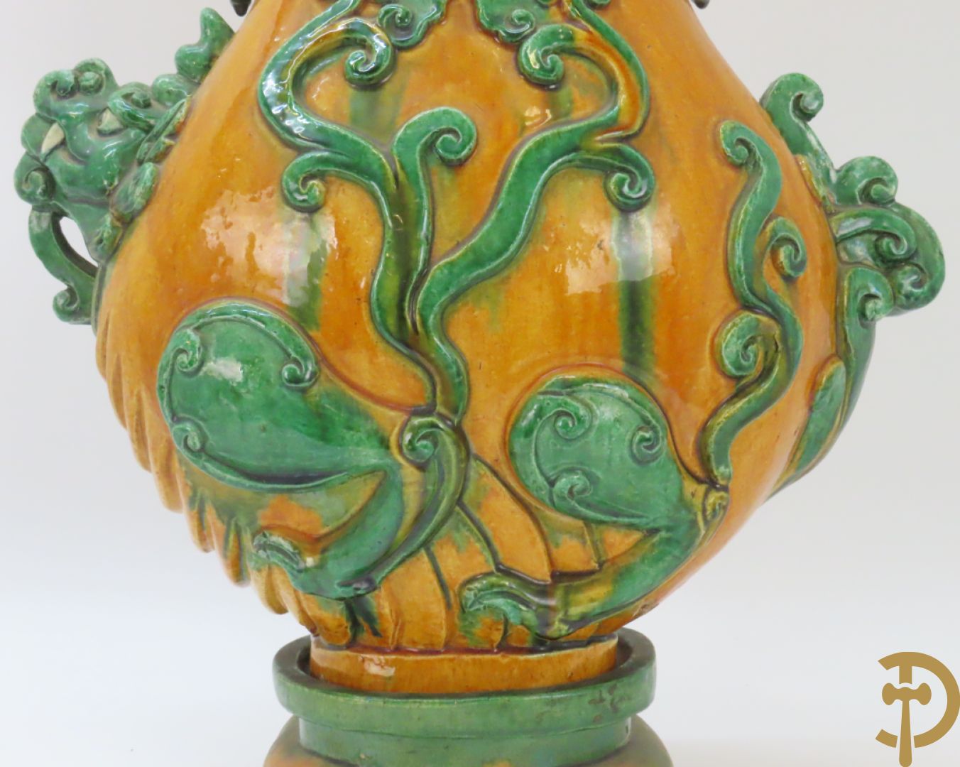 Geglazuurde Chinese aardewerken dekselvaas met fo honden en plantenmotieven