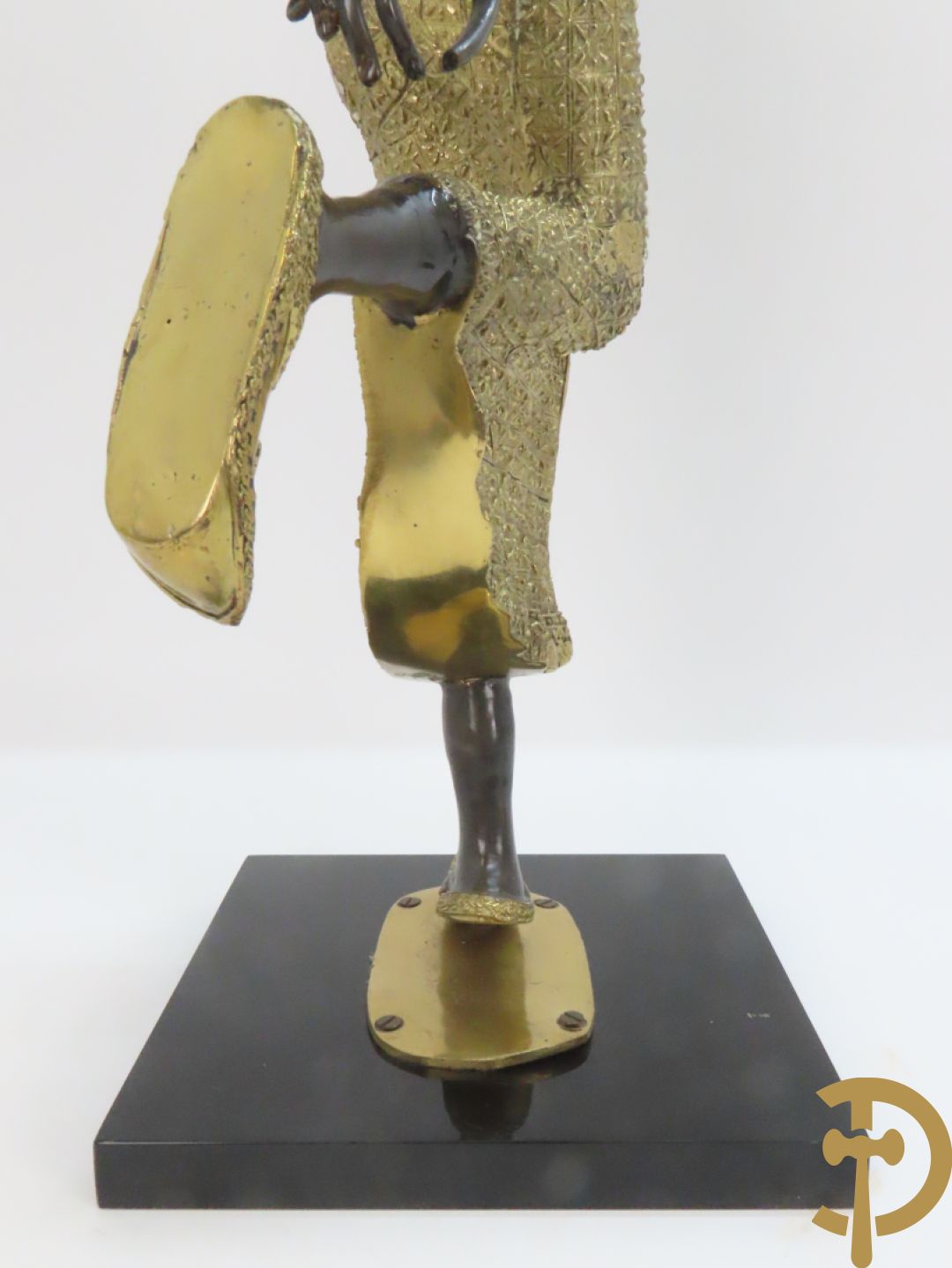 Twee staande koperen boedhistische figuren