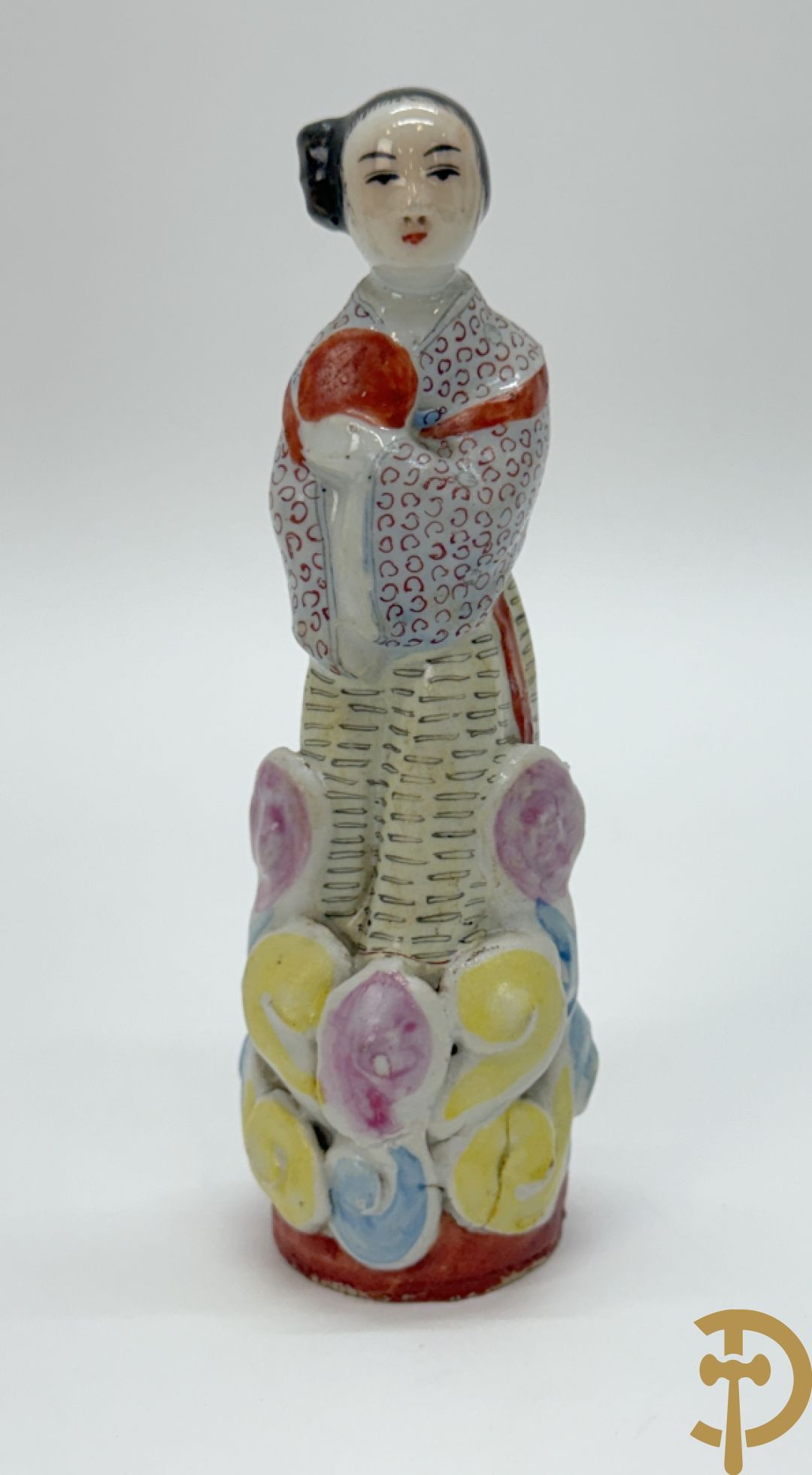 Chinees porseleinen vaasje met bloemendecor, Qinglong + 2 republieksvaasjes + porseleinen damesfiguur