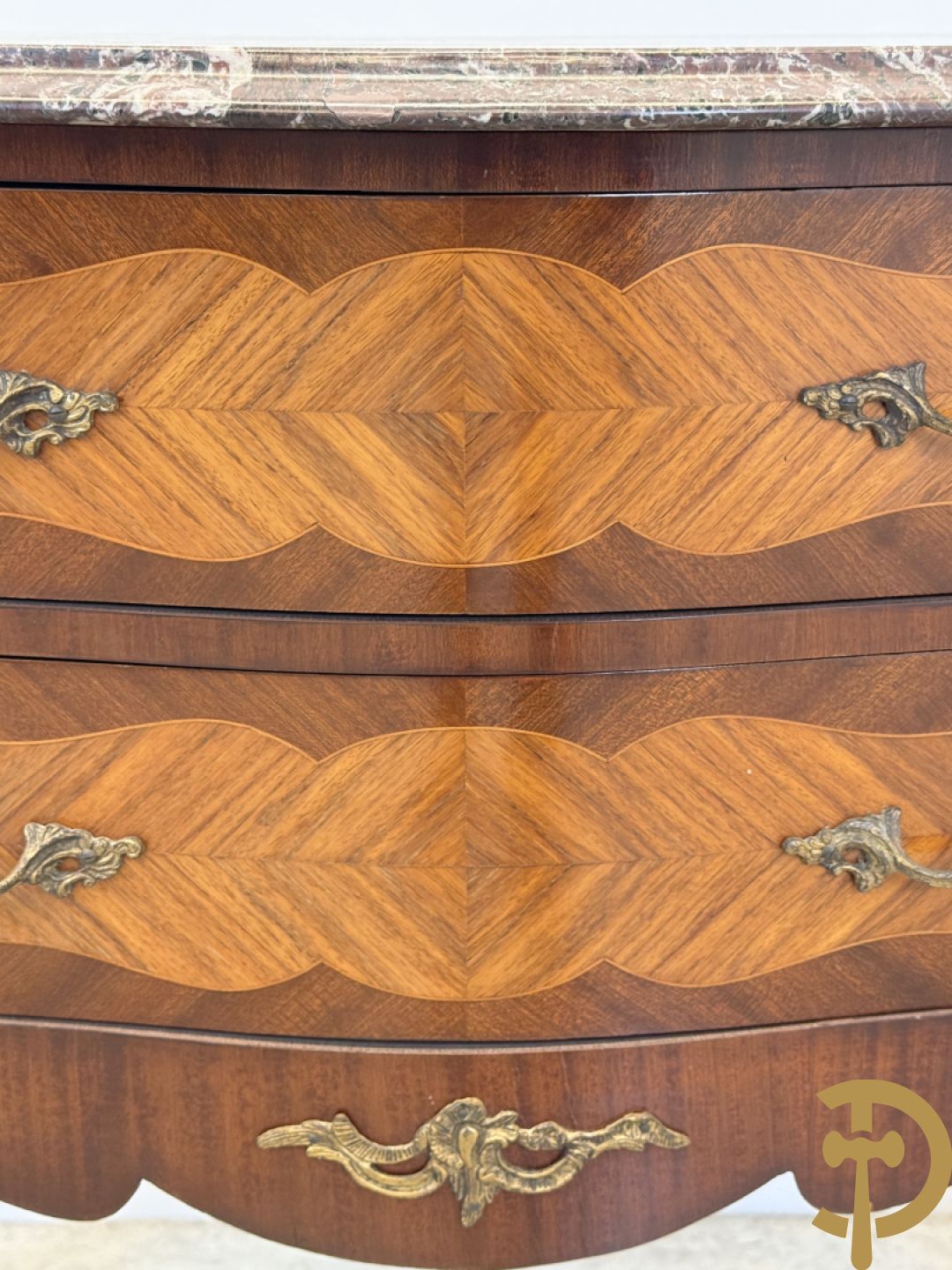 Notelaren tweeladencommode met bronsbeslag en grijs marmeren blad op voluutvormige poten