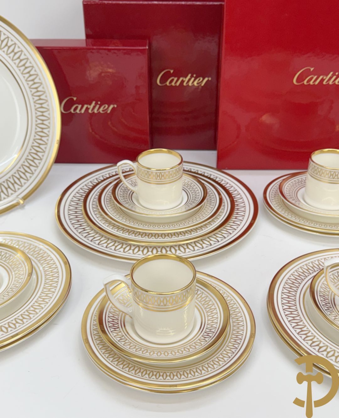 Porseleinen servies Cartier met vergulde rand bestaande uit 4 grote borden, 8 dessert bordjes, 8 koffie kopjes en schoteltjes en 8 kleine bordjes, La Maison Des Must