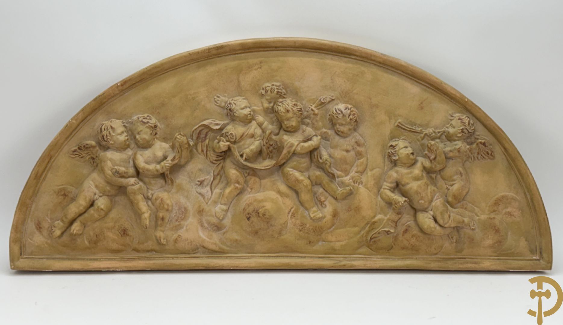 Halve maanvormig basrelief in terra cotta met romantisch decor van musicerende en spelende cupido