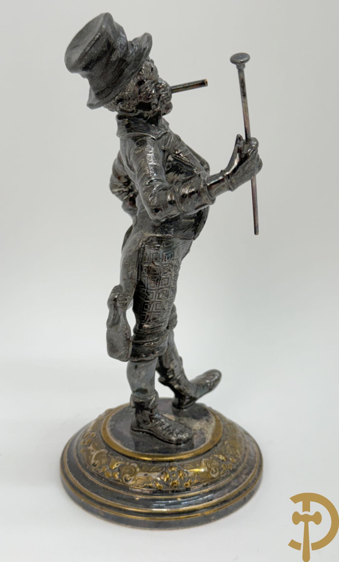 Ongetekend verzilverd metalen beeldje van circusdirecteur met afneembare hoed