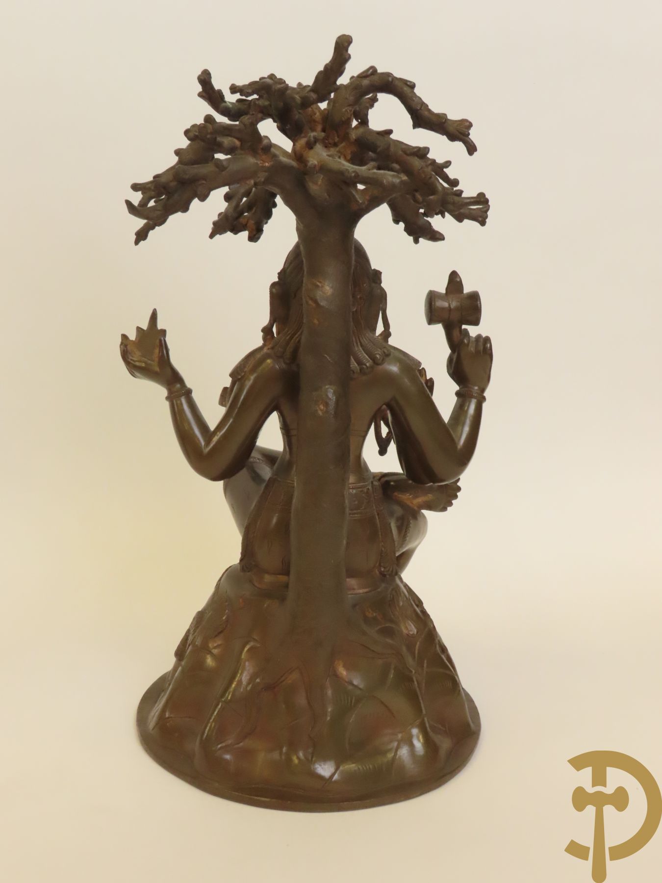 Aziatica bestaande uit bronzen zittende boedisatsvat onder boom, 2 bronzen olifanten met Indische figuren, bronzen zittende boedha, 4 Aziatische houtsculpturen van wijsgeren, Japanse dame in Satsumat en gipsen geknielde geisha