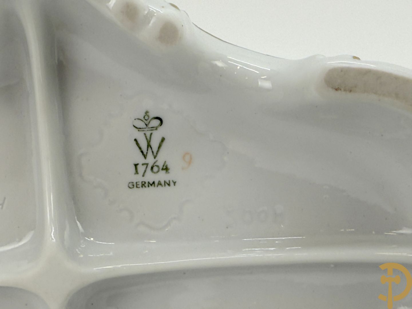 Twee kandelaars in biscuit met cupido