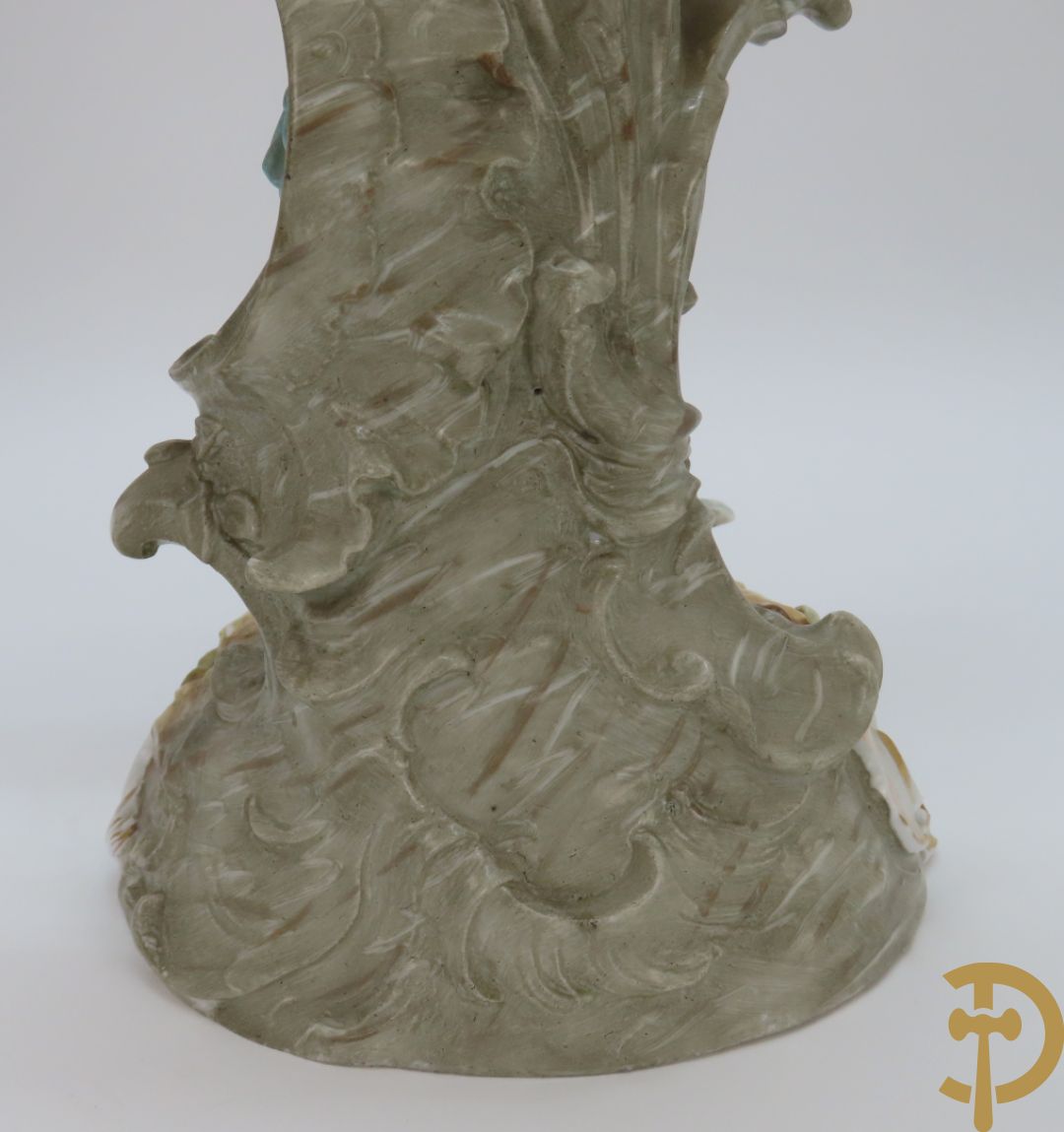 Paar meerkleurige porseleinen beelden van romantisch koppel , onderaan gemerkt