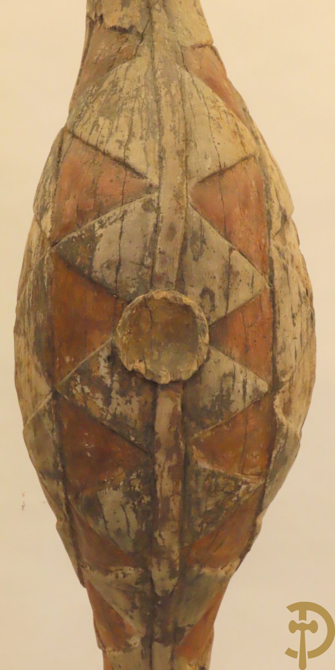 Afrikaans gekleurd decoratief sierelement als totempaal op ijzeren sokkel