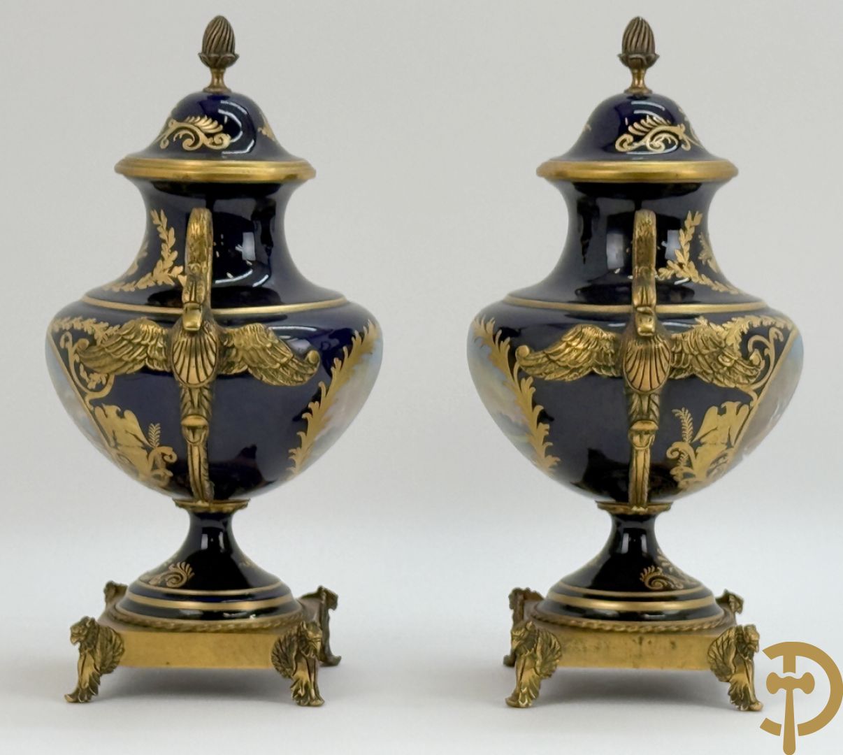 Paar porseleinen Sèvres cassolettes met handbeschilderd romantisch decor op blauwe fond, zijdelings met bronzen zwanen, Chateaux de Sceaux  gemerkt onderaan, Missant J. getekend