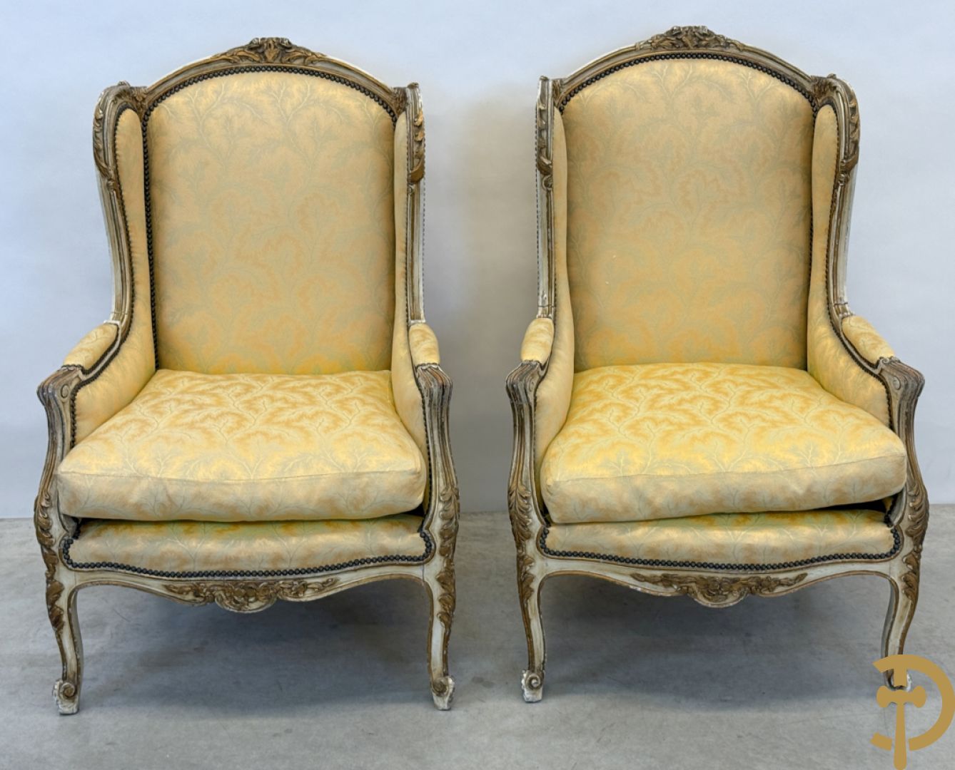 Paar Louis XV bergères met wangen, gesculpteerde accanthusranken en bloemenmotieven