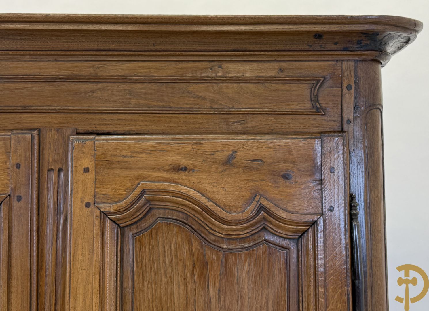 Massief eiken tweedeurskast met gezwaaide deuren op voluutvormige poten