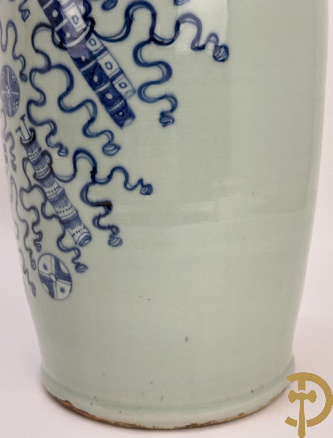 Chinese porseleinen celadon vaas met antiquiteitendecor