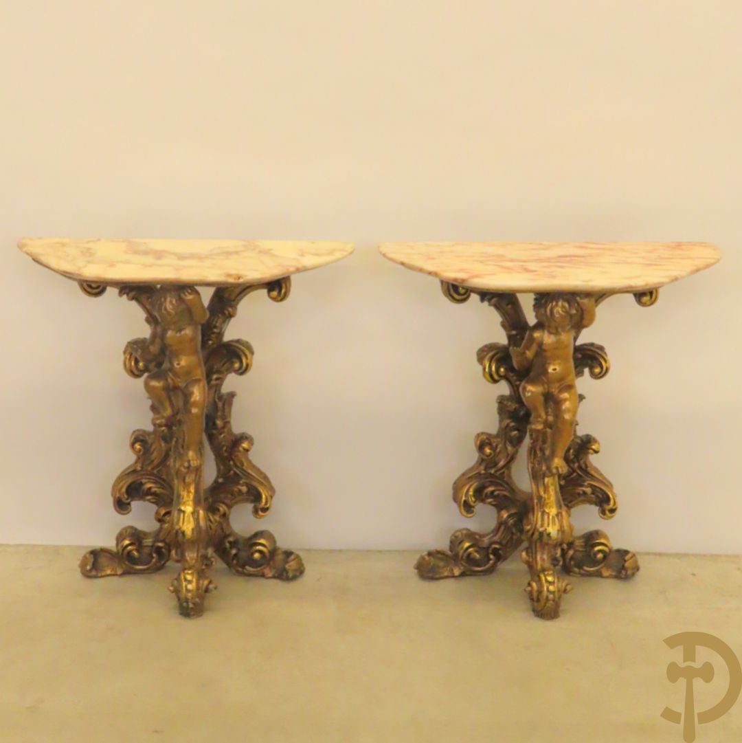 Twee vergulde consooltjes met cupido
