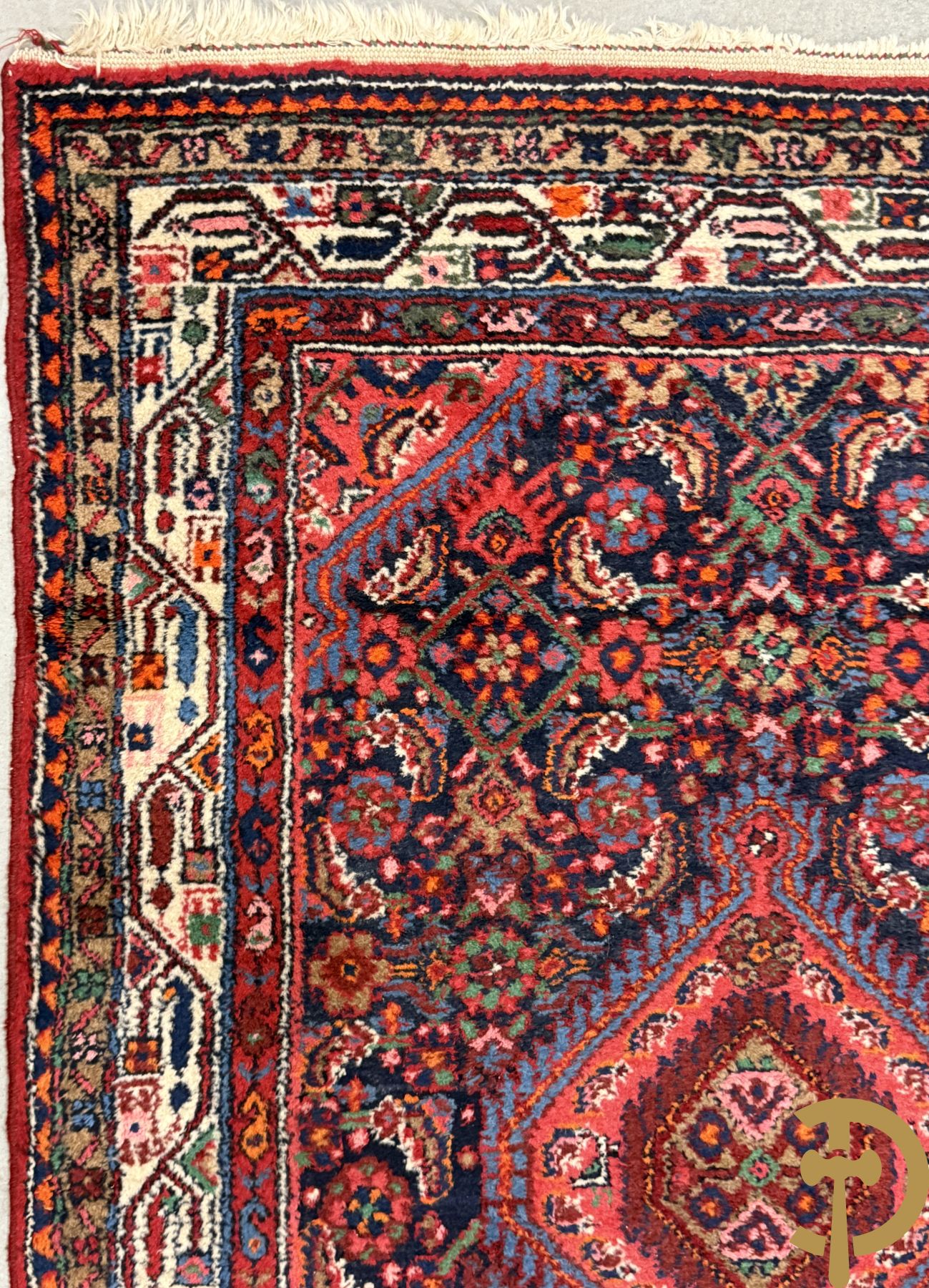 Drie oosterse handgeknoopte tapijten met bloemen- en vazendecor