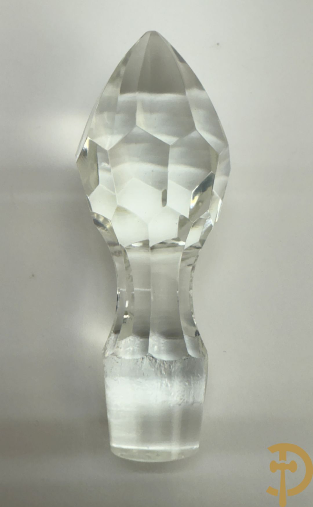 Vier kristallen karaffen w.o. 1 Saint Louis + schenkkan in Boheems kristal + vaas + getorste gekleurde Val-Saint-Lambert vaas + groen gekleurde asbak Val-Saint-Lambert