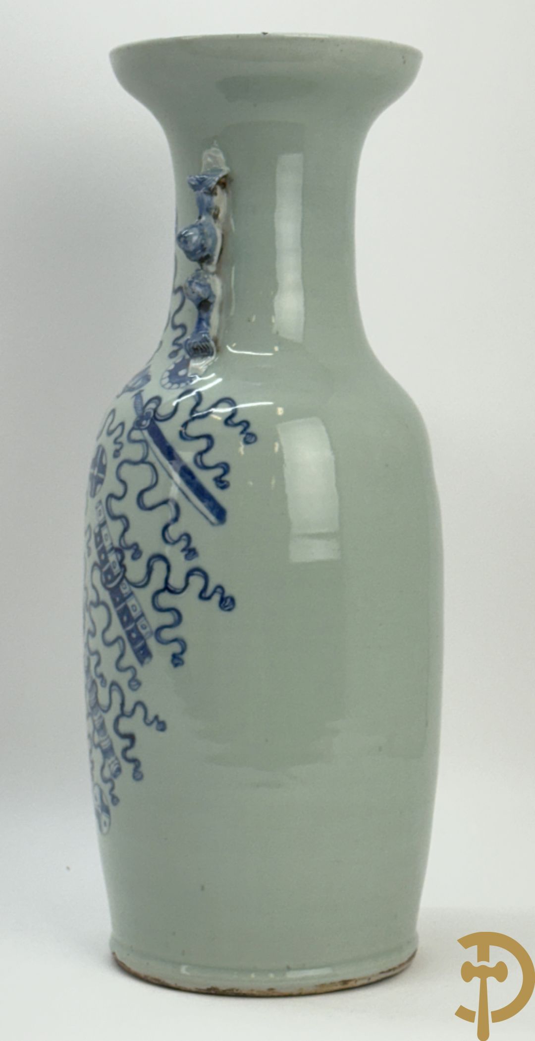 Chinese porseleinen celadon vaas met antiquiteitendecor