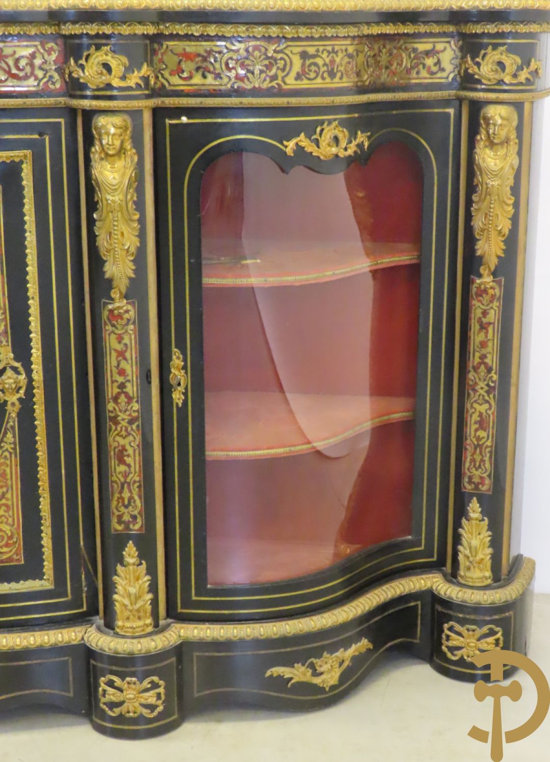 Napoleon III dressoir, centraal met bronnen plakkette omgeven door Louis XVI strik, met 2 zijdelingse vitrines met gebogen glas - stijlen bezet met bronzen dameshoofden