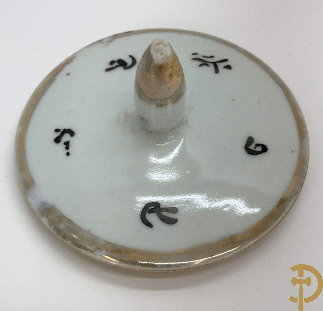 Drie Chinese porseleinen dekselpotiches met vogel- en bloemendecor