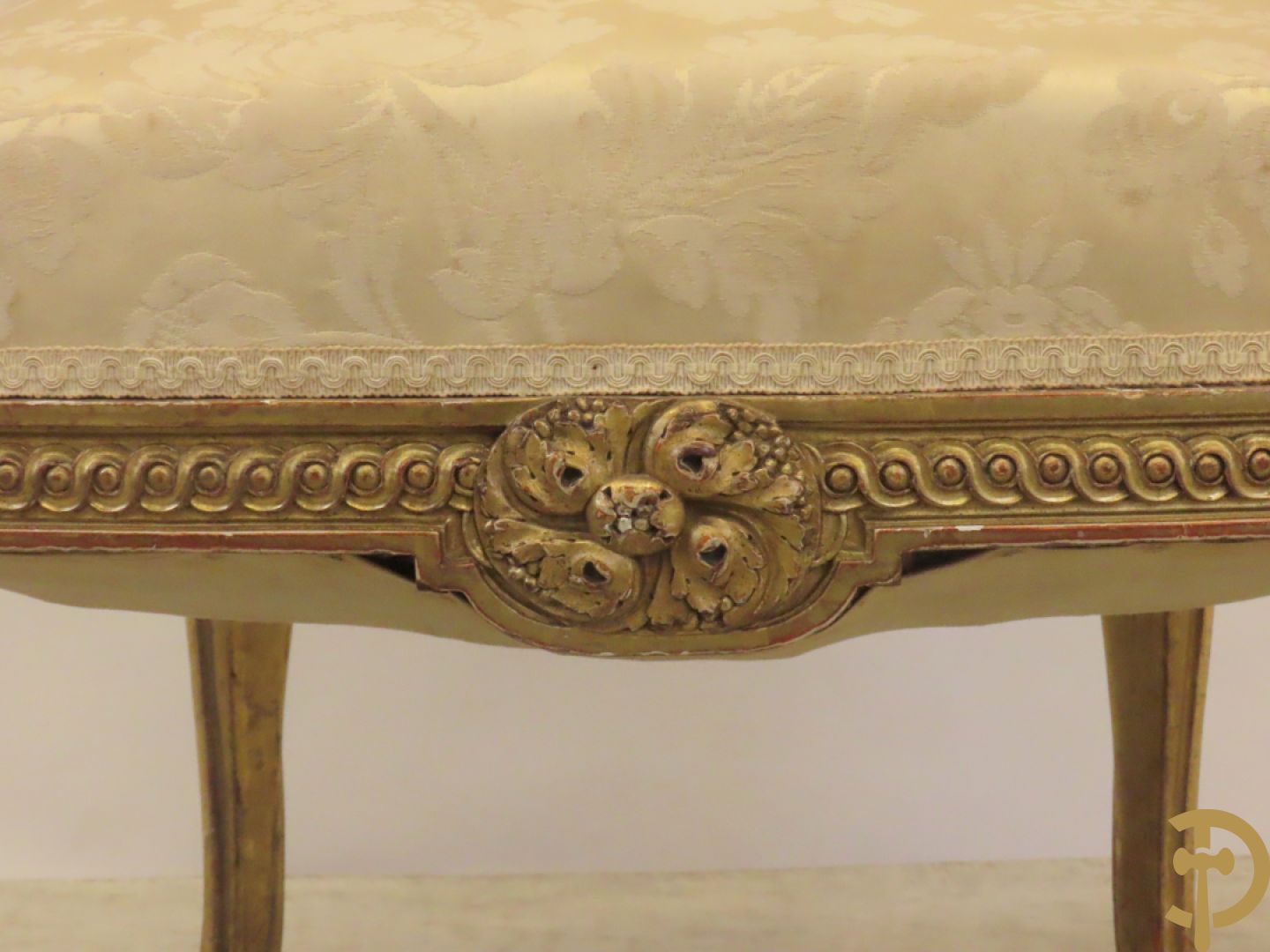 Vergulde armzetel met ovale medaillon bezet met bloemendecor, Louis XVI stijl, 19e