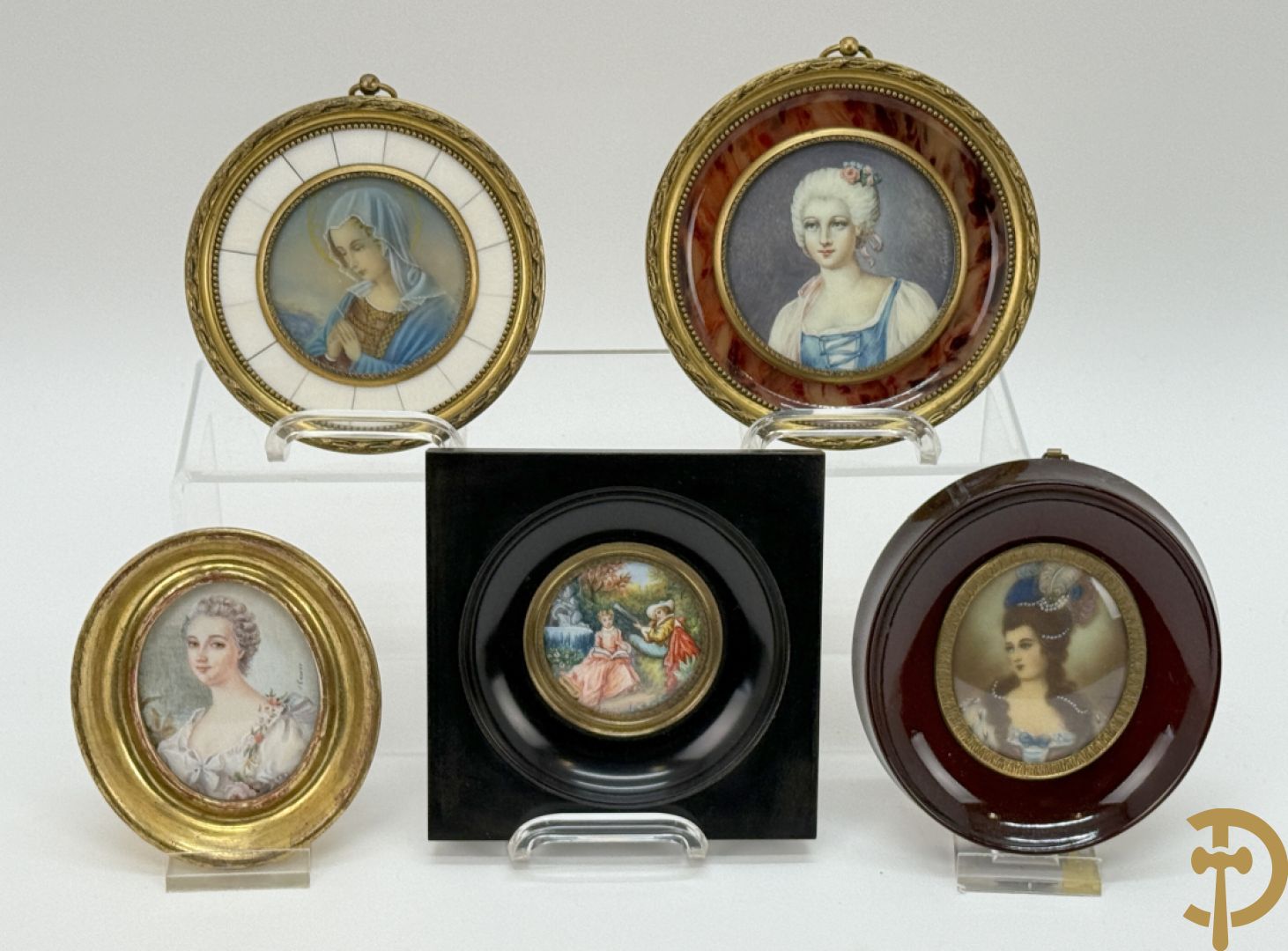 Vijf miniaturen met damersportretten en romantische scène, waarvan 4 getekend : de Roussely, Canova, Siluce ? en Domery ?