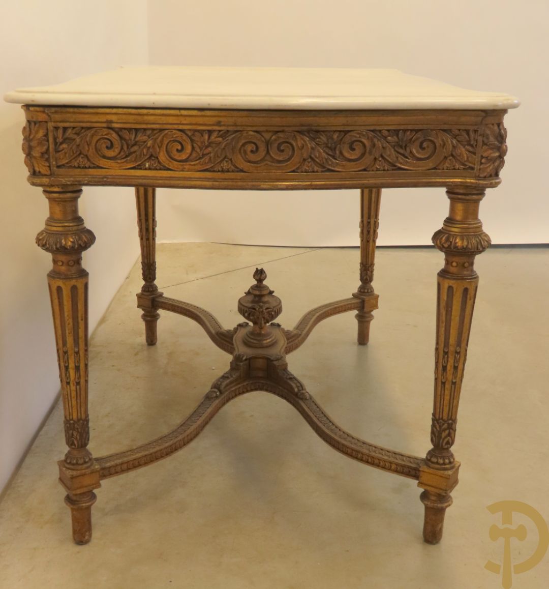 Vergulde salontafel met Louis XVI motieven op gecanneleerde poten
