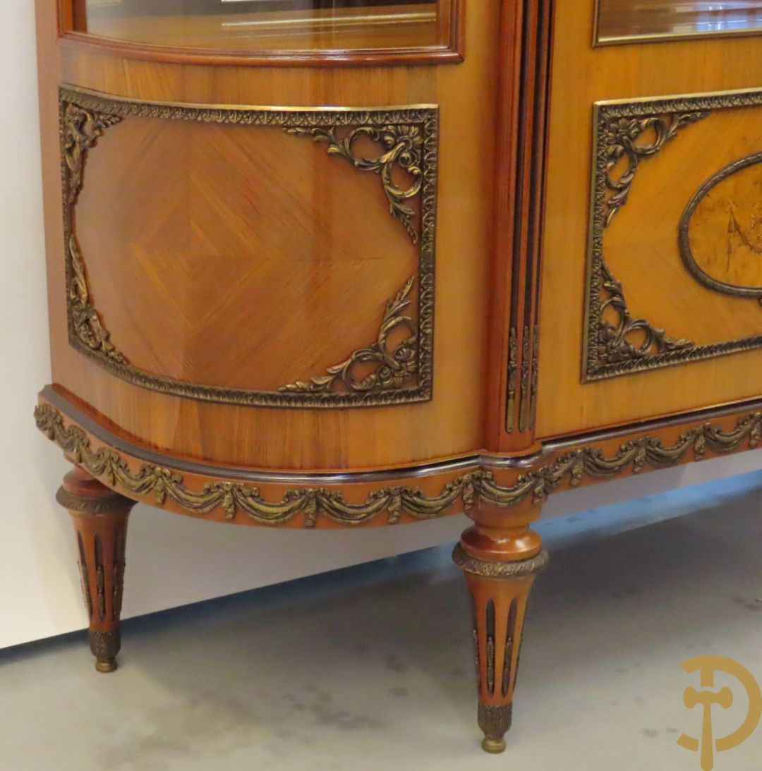 Notelaren eetkamer Louis XVI stijl bestaande uit vijfdeursdressoir met bloemenmarquetterie, bronsbeslag en wit marmeren blad, ovale uittrekbare tafel, 6 stoelen met leder bekleed en gegalbeerde vitrine met geslepen ruitjes