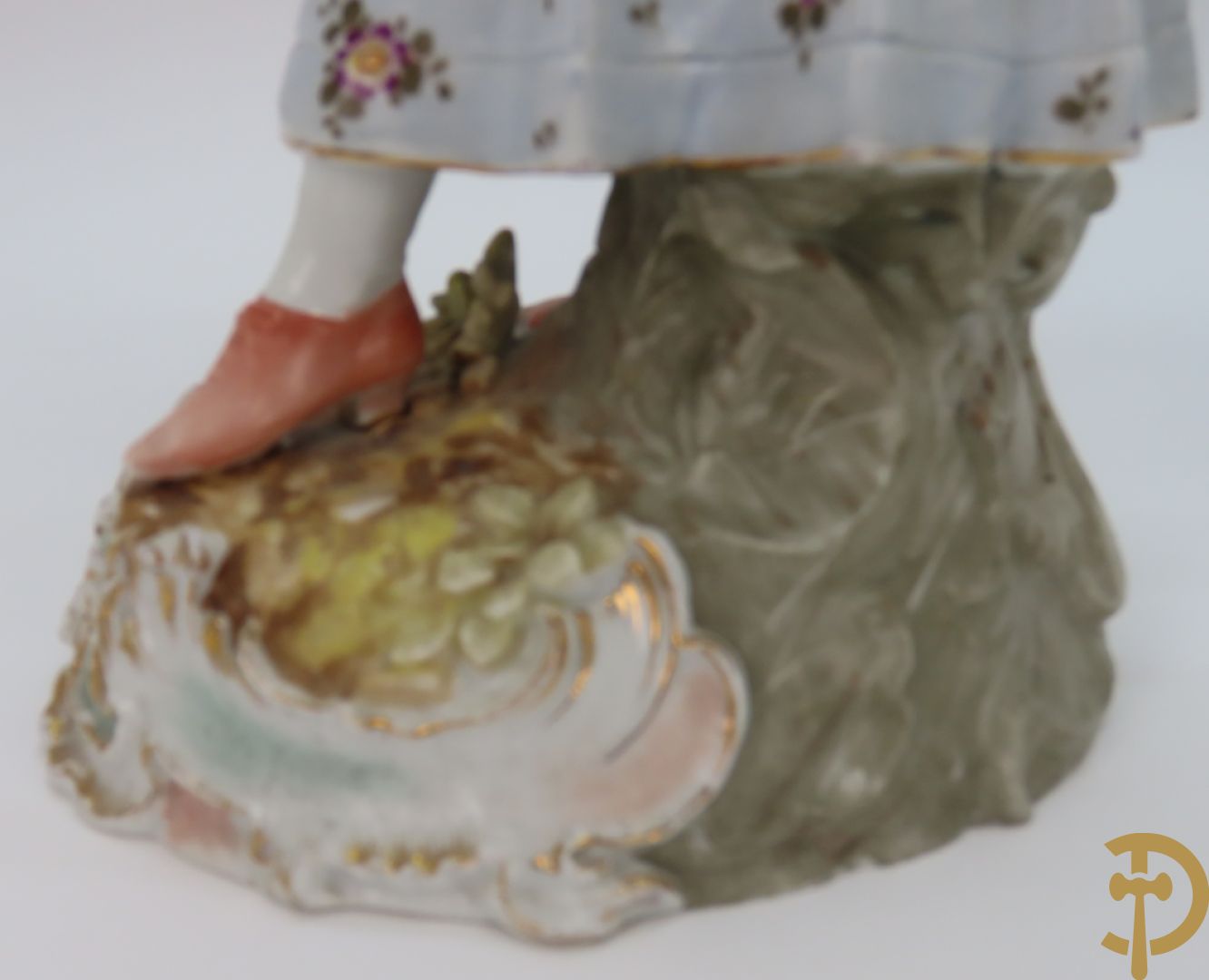 Paar meerkleurige porseleinen beelden van romantisch koppel , onderaan gemerkt