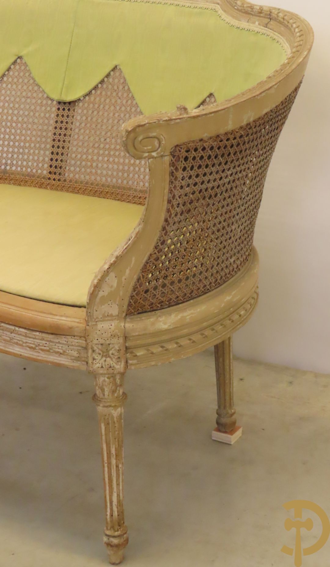 Gemonochromeerde bergère met groene mohair stof + gemonochromeerde en gecaneerde canapé Louis XVI stijl