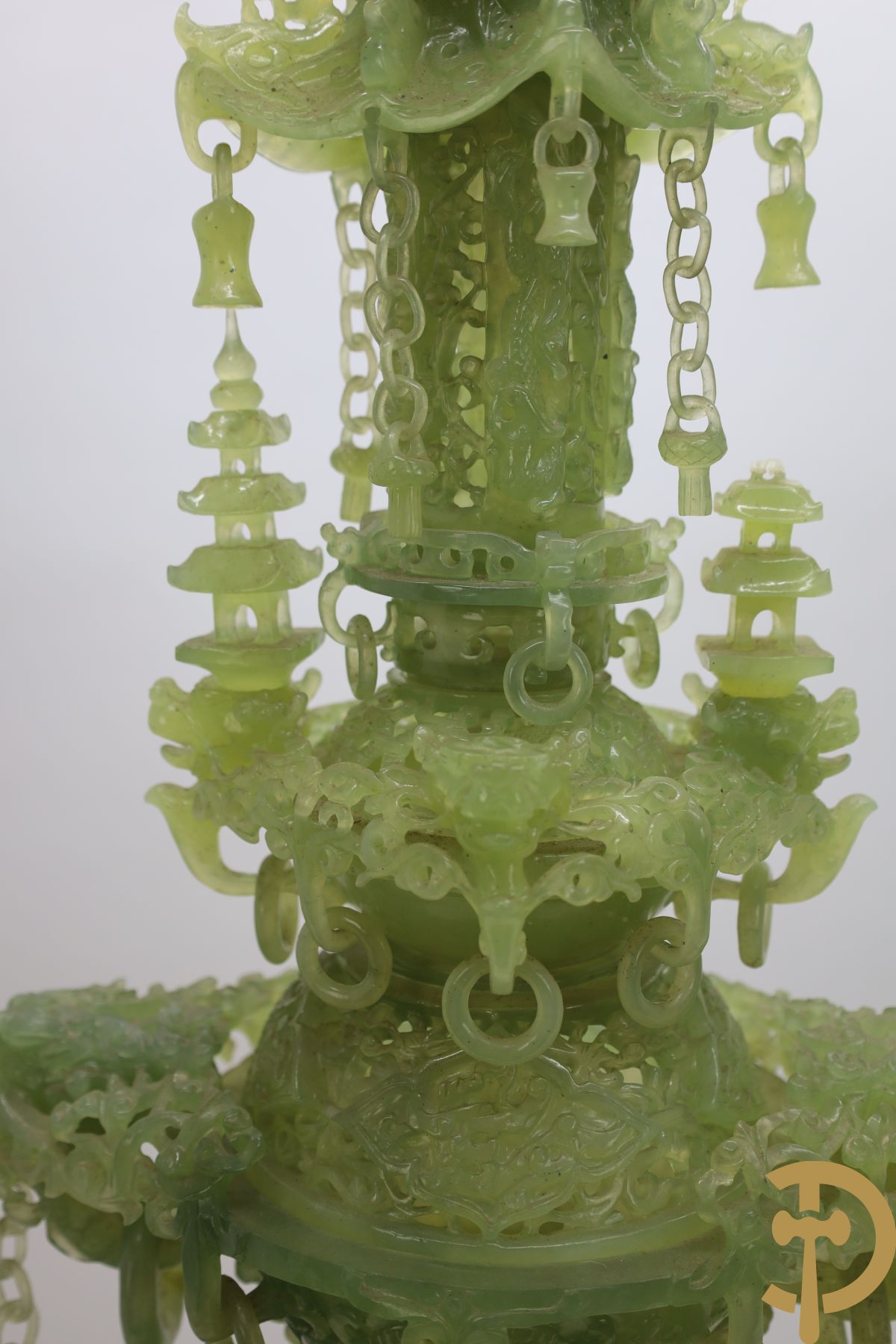 Grote handgesculpteerde brule parfum in jade, onderaan met draken en bovenaan met tempel - driedelig