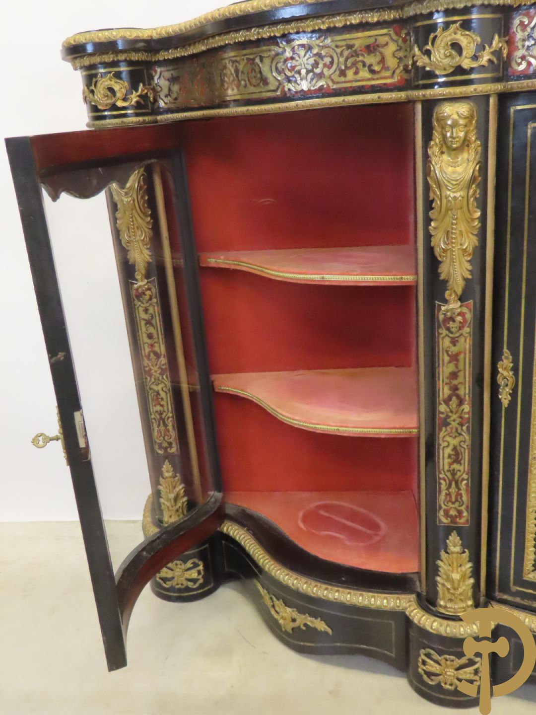 Napoleon III dressoir, centraal met bronnen plakkette omgeven door Louis XVI strik, met 2 zijdelingse vitrines met gebogen glas - stijlen bezet met bronzen dameshoofden