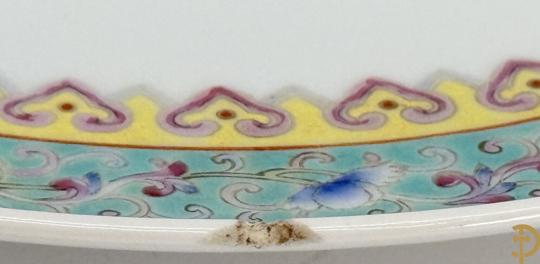 Paar porseleinen Chinese republieksbordjes met decor van dames in landschap