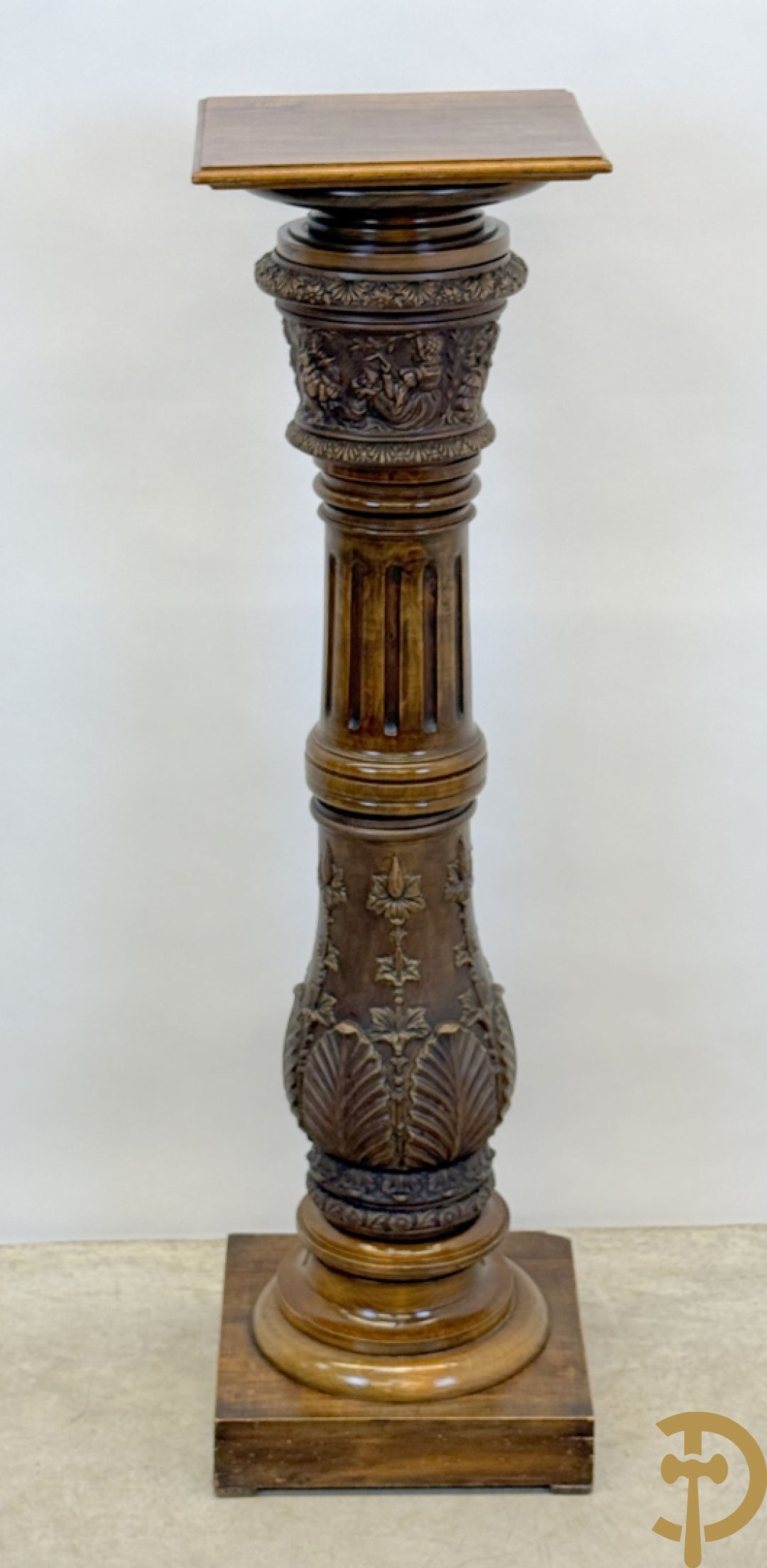 Gecanneleerde zuil met onderdelen in terra cotta bezet met basrelief van personages