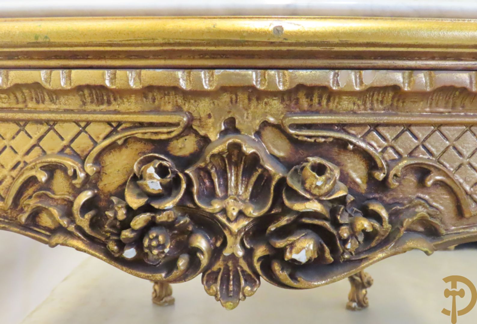 Uitzonderlijke vergulde Louis XV eetkamer bestaande uit vijfdeursdressoir met voluutvormige accanthusranken en rocailles, beschilderd met bloemenmotieven en centraal tafererel met hoornen des overvloeds + bijhorende spiegel vergulde tafel op voluutvormige poten met zes bijhorende stoelen + vitrine met accanthusranken en centrale deur, op voluutvormige poten