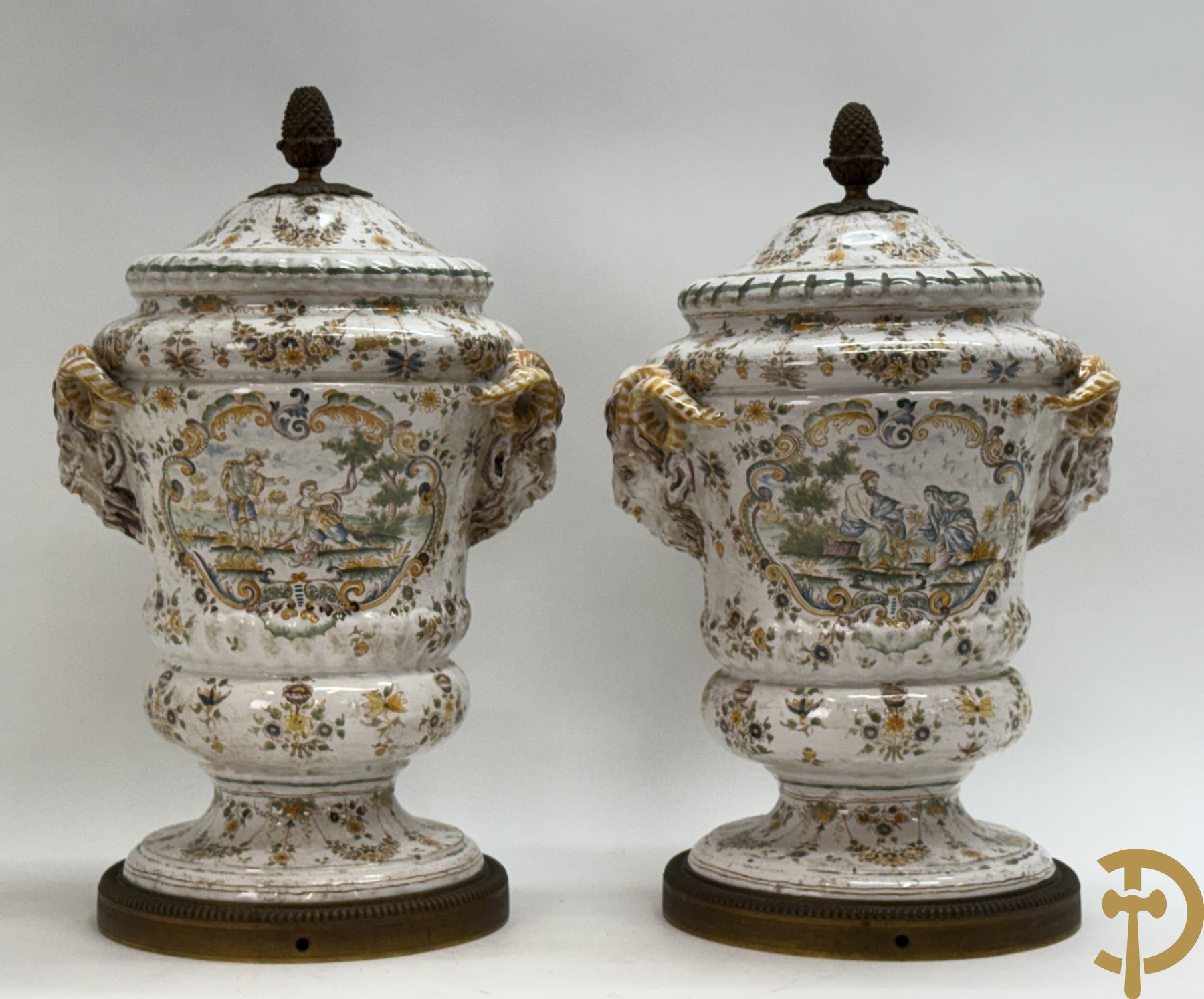 Paar Italiaanse meerkleurige dekselpotiches met geanimeerd decor en gehoornde kopen