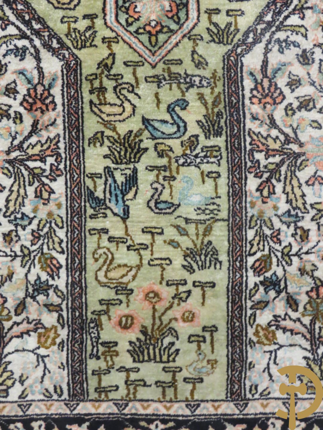 Oosters handgeknoopt zijden tapijt met bloemen- dierenmotieven