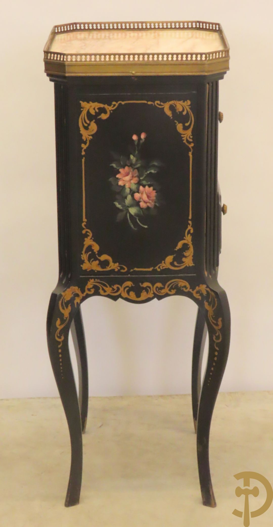Zwart gelakt bijzetkastje met  2 lades beschilderd met bloemenmotieven, bovenaan met marmeren blad