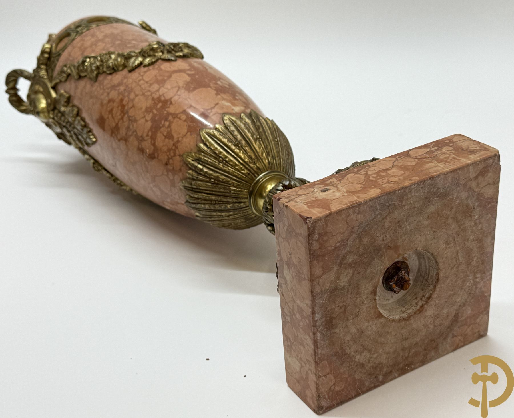 Paar oranje/rode marmeren cassolettes, zijdelings bezet met dameshoofden dragende een guirlande van bloemen - bovenaan met bloementroffee