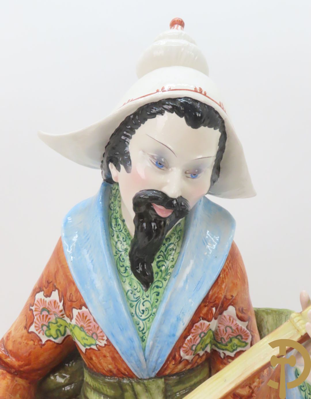 Twee Italiaanse beelden van oosterse dame met bloemen, getekend achteraan Polouioto en oosterse man met snaarinstrument in meerkleurige faience