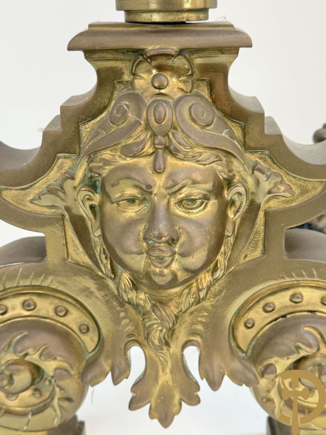 Paar Vlaamse bronzen chenets met accanthusranken en leeuwekoppen