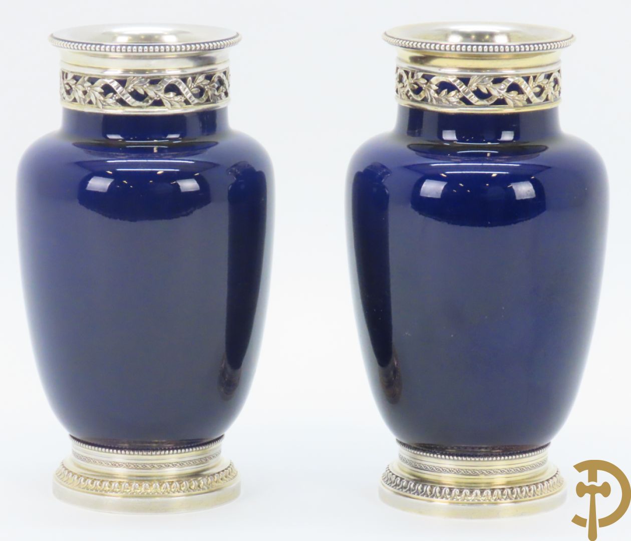 Paar Franse blauwe porseleinen vaasjes met massief zilveren hals en voet, Risler & Carre Paris gemerkt en gesigneerd R & C in ruitvorm
