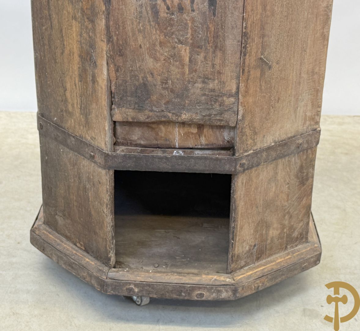 Achthoekig eiken opbergmeubel met smeedijzeren hengsels en geheime ruimte onderaan