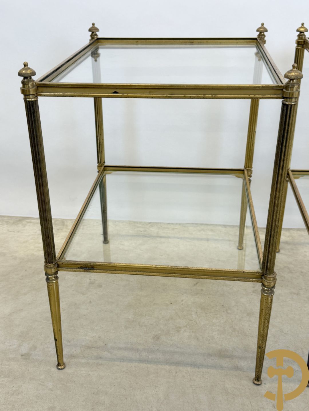 Paar koperen bout de canapé bijzettafels + koperen étagèretafel met gefumeerd glas