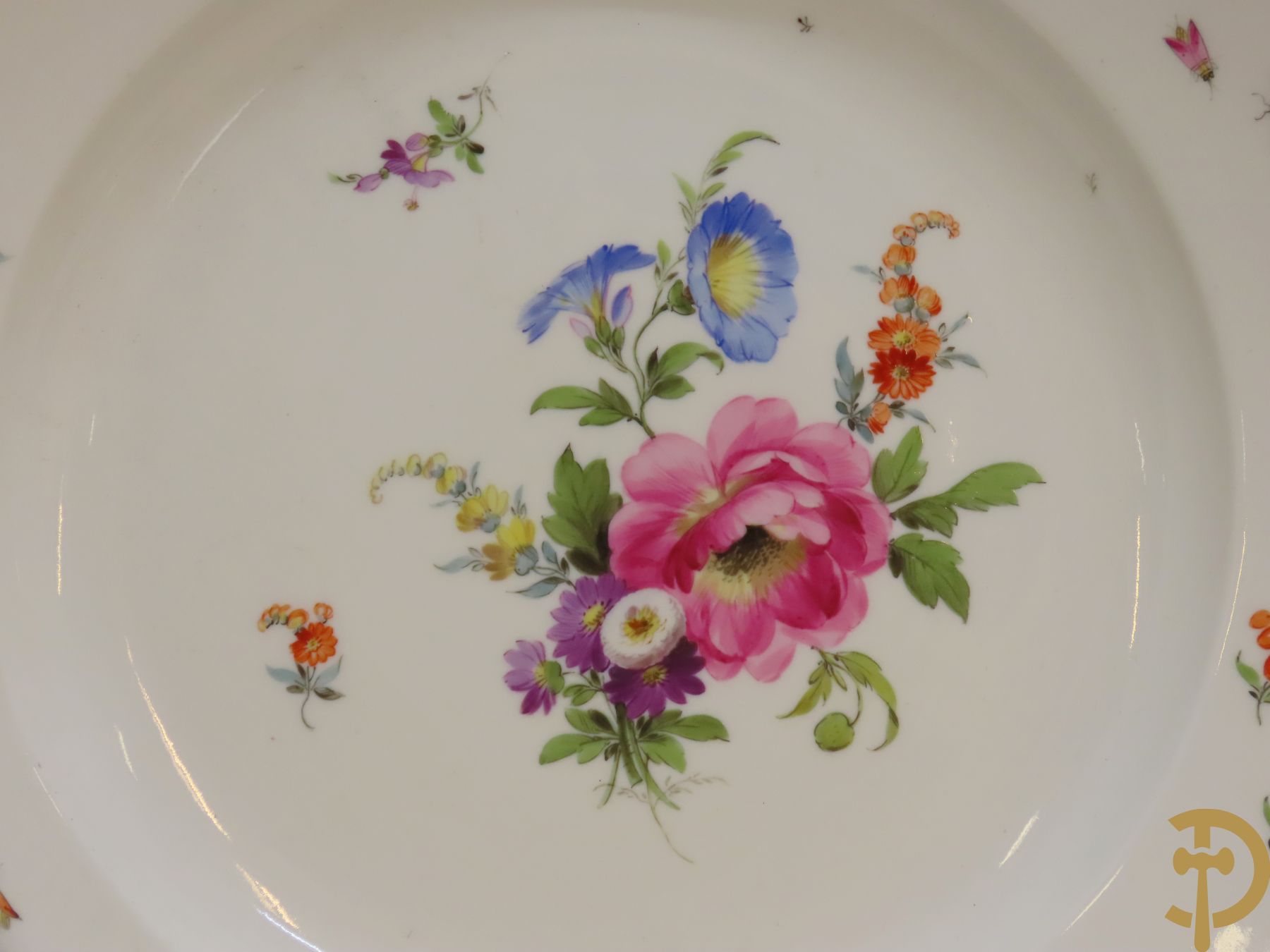 Zes porseleinen borden onder gemerkt met zwaarden / Meissen : 1 bord met stadstafereel, 1 verlucht bord met drakendecor, 1 bord met vogeldecor, 1 met bloemen en 2 met bloemendecor omgeven door vergulde rand