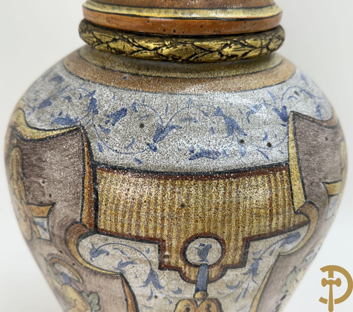 Dekselpotiche met decor van cupido in cartouche en bezet met bronzen ornamenten