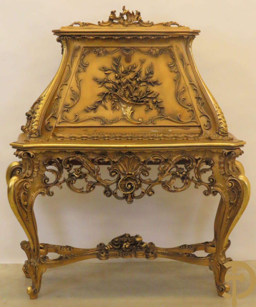 Uitzonderlijke vergulde bar met accanthusranken en bloemenmotieven op voluutvormige poten