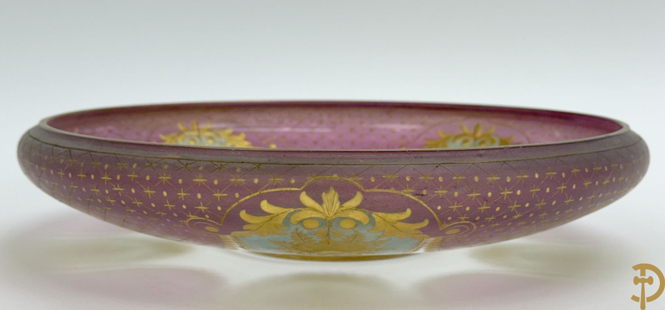 Kristallen schotel met geslepen bloemen en verguld gouddecor