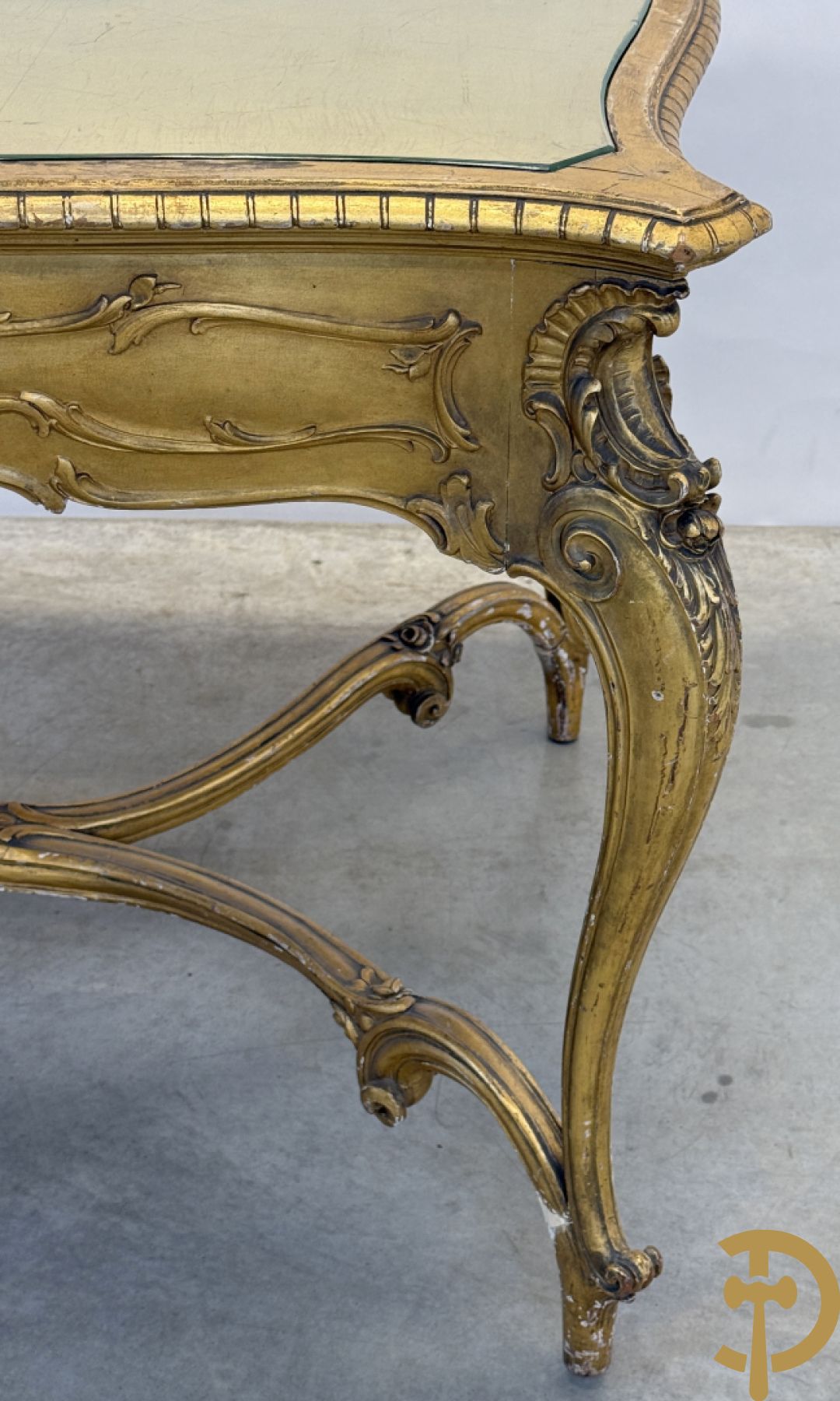 Vergulde tafel met rocailles en geslepen glazen blad op voluutvormige poten, Louis XV stijl
