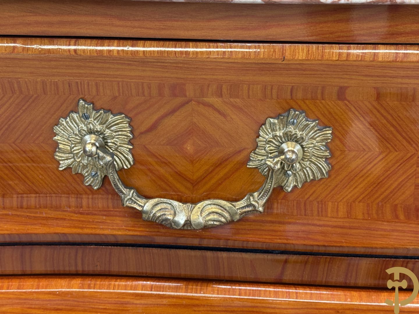 Gegalbeerde notelaren vierladencommode bezet met bronsbeslag en marmeren blad